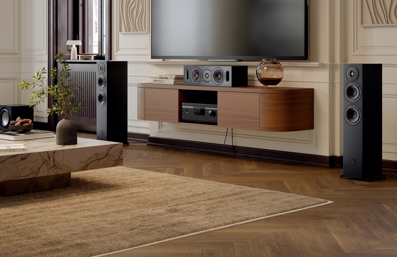 Gro_(imgi_25_SONIK-5-CINEMA_Black-Ash_Lifestyle_Surround)